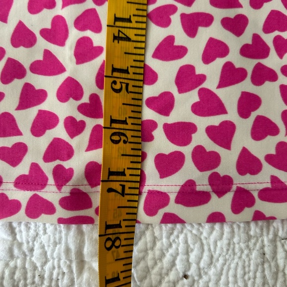 Crew cuts girls rash guard 6/7. Hot pink hearts on ivory background. Nice shape! - Picture 5 of 8